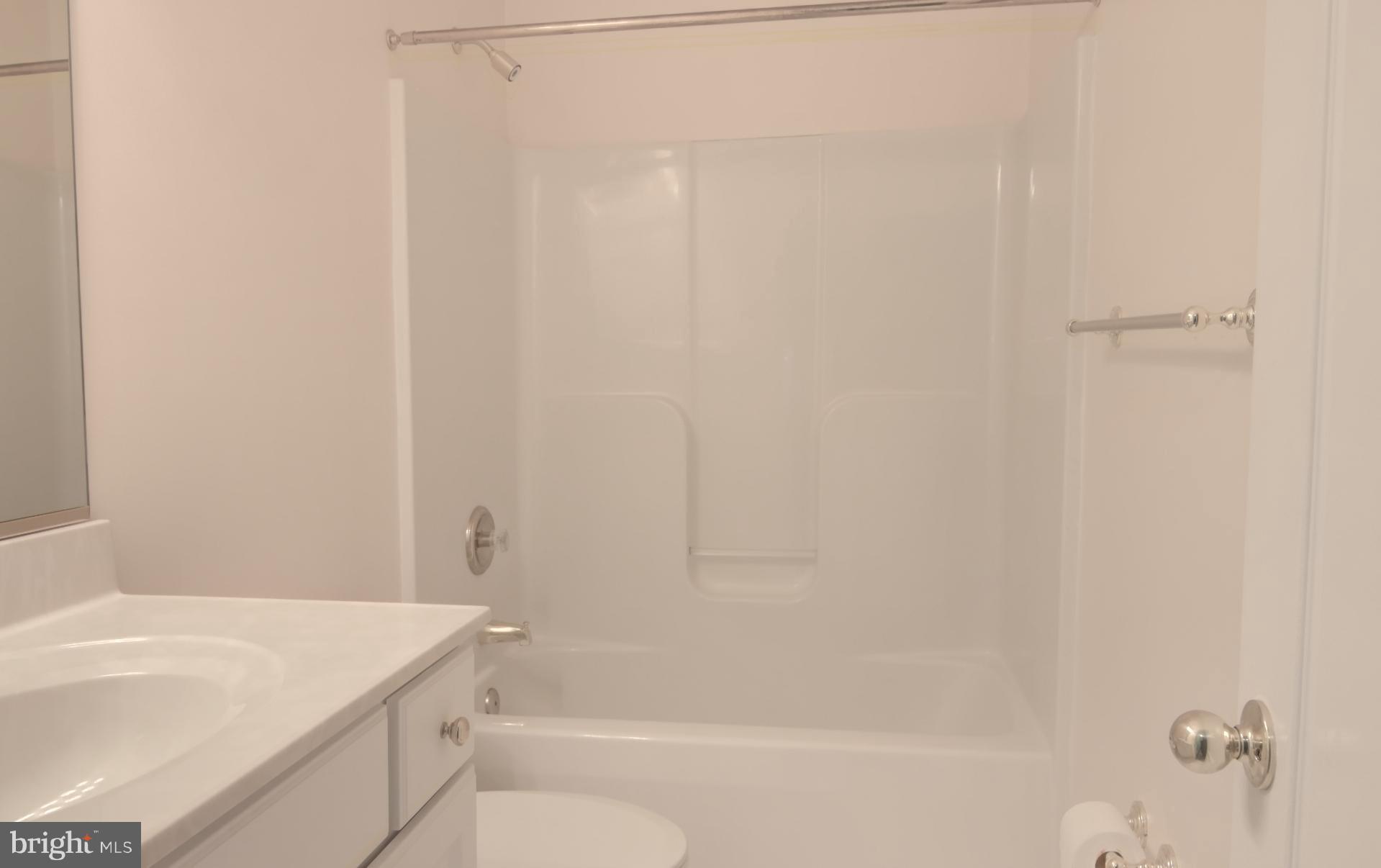 2700 Ogleton Road Annapolis, MD 21403 - Photo 29 of 30 Full Upper Hall Bath