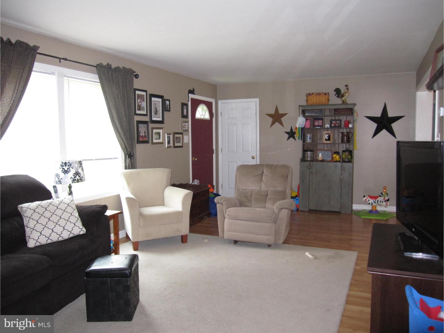 52 Hafler Road Sellersville, PA 18960 - Photo 8 of 25 Living Room