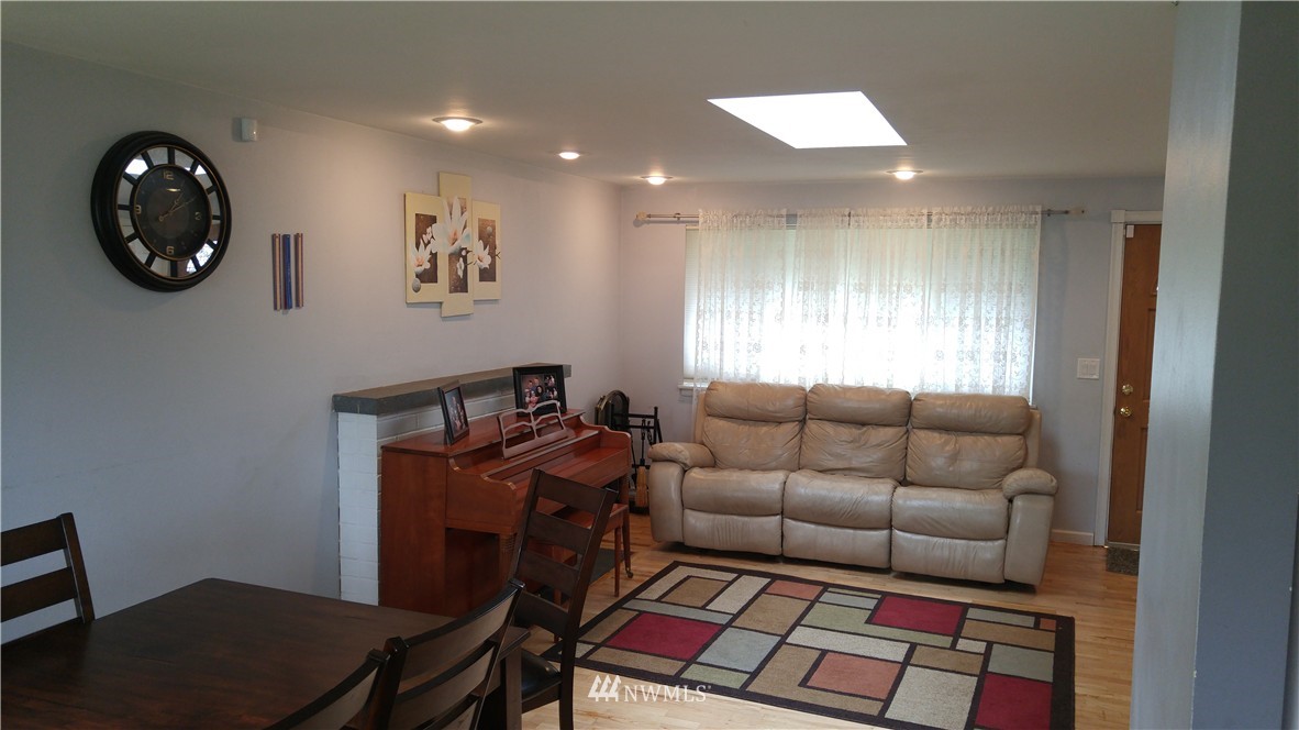 11054 Southeast 181st Street Renton, WA 98055 - Photo 3 of 16 Gallery Image 3