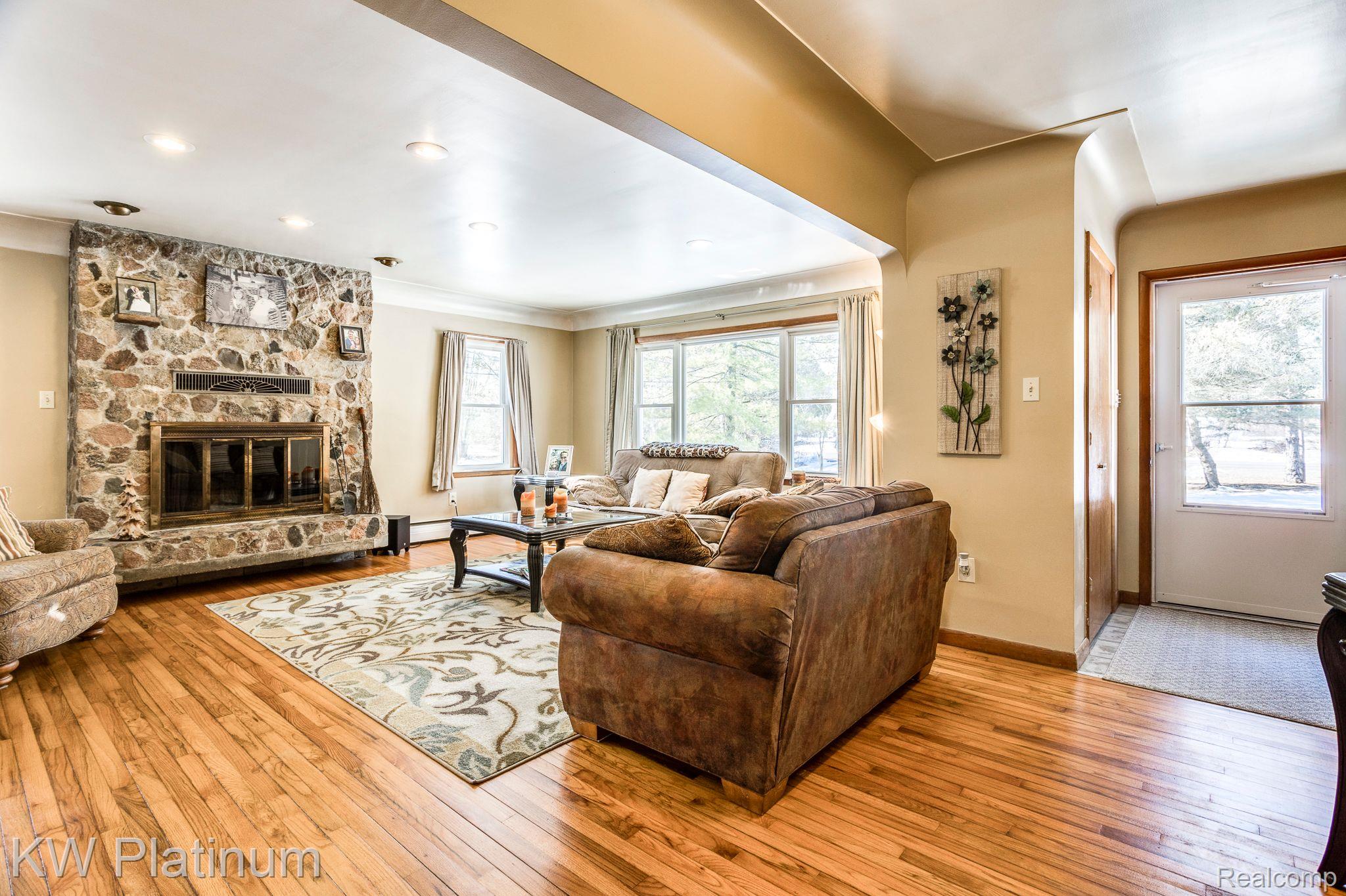 2380 Hueling Road Port Huron, MI 48060 - Photo 6 of 31 Front Entry