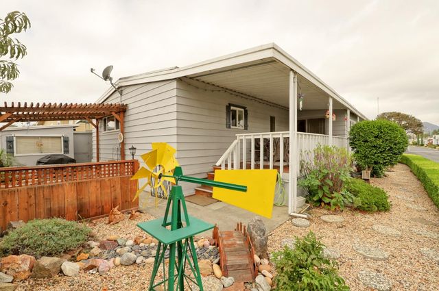 a view of a house with backyard