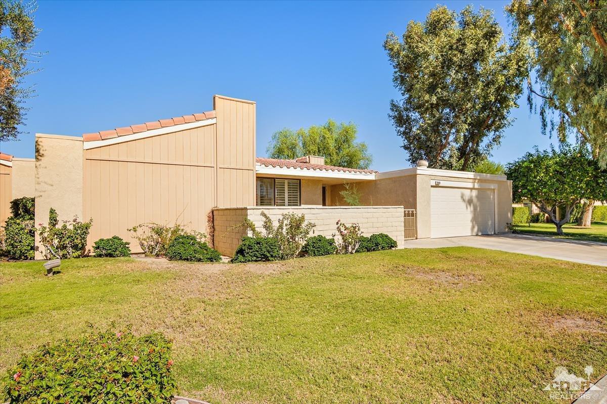 72470 Rodeo Way Rancho Mirage, CA 92270 - Photo 33 of 35 a view of a back yard of the house
