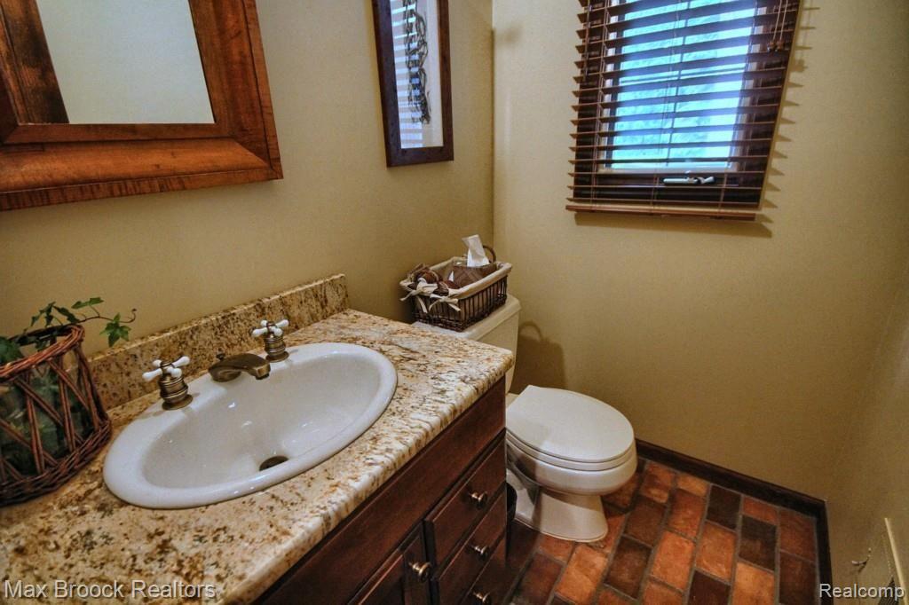 4686 Brightmore Road Bloomfield Hills, MI 48302 - Photo 18 of 42 Half_Bath.jpg