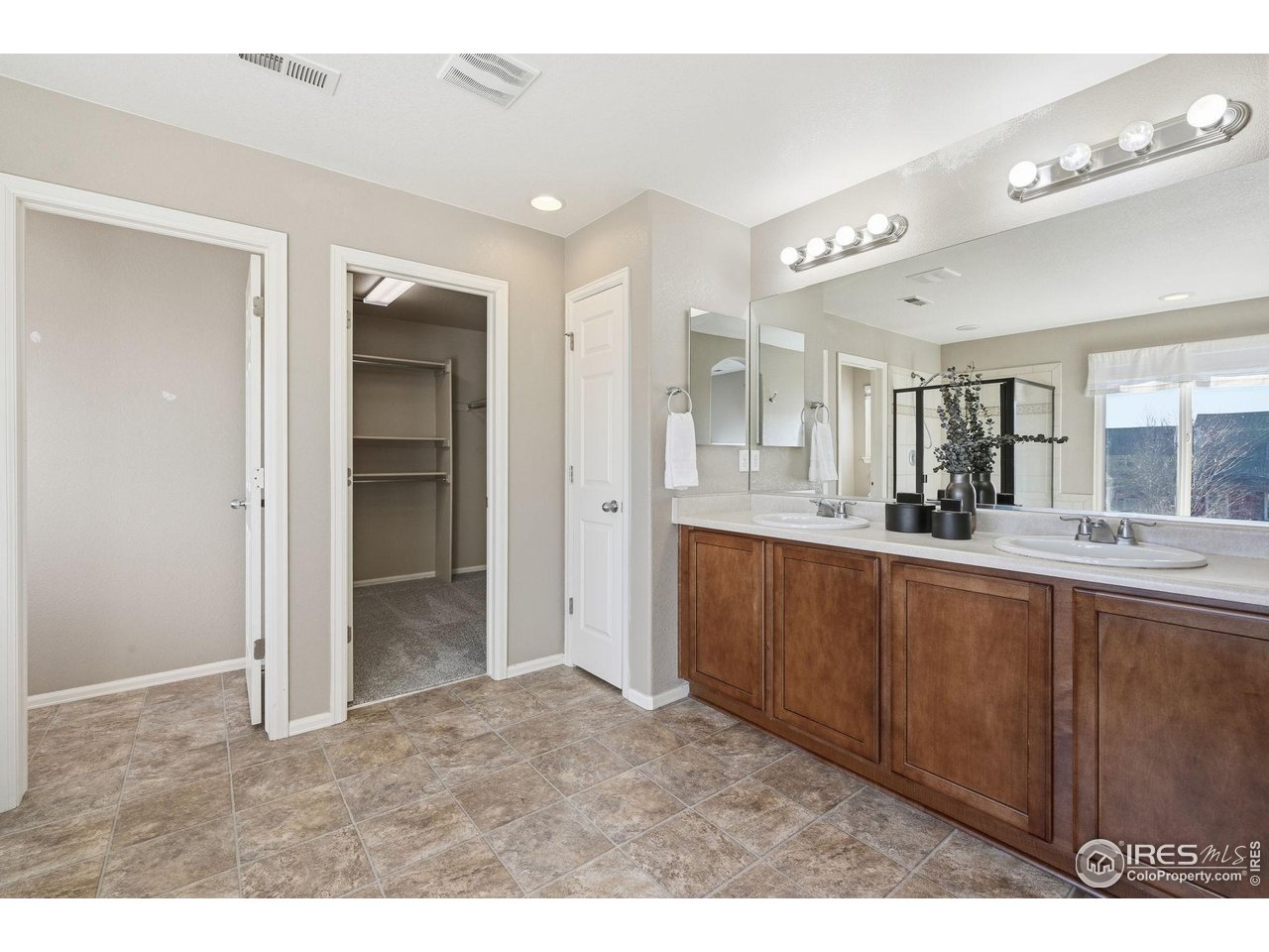 1555 Benfleet Court Windsor, CO 80550 - Photo 18 of 41 Primary 5-piece Bathroom