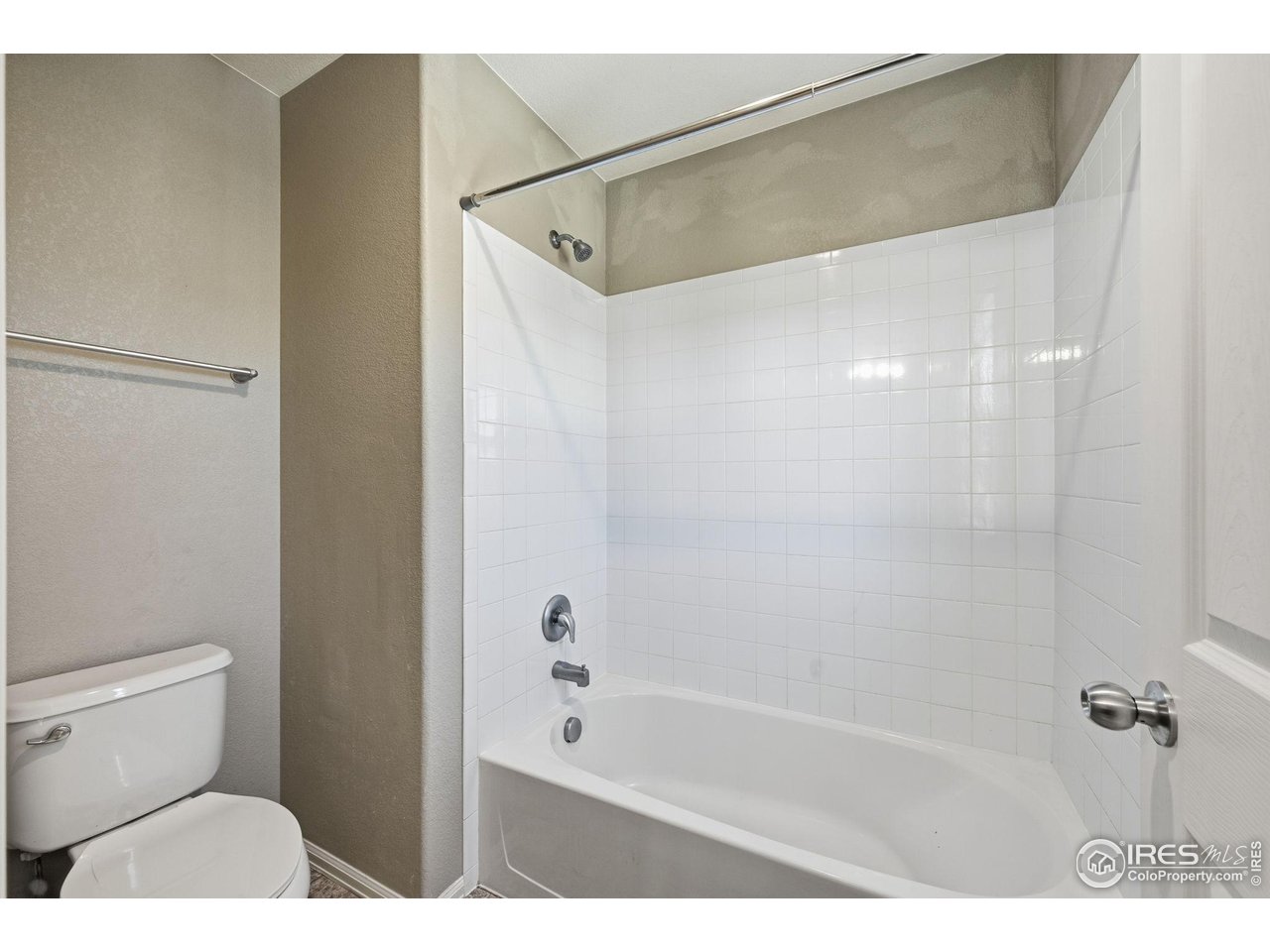 1555 Benfleet Court Windsor, CO 80550 - Photo 27 of 41 Full hall bath