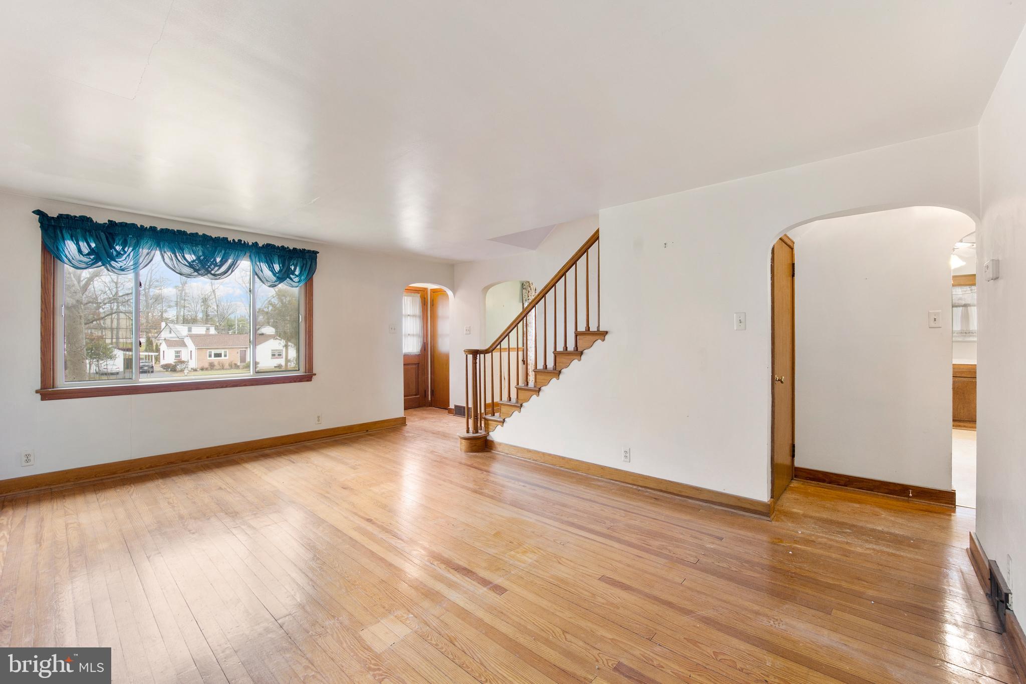 510 Park Road Spring City, PA 19475 - Photo 6 of 37 Living Room