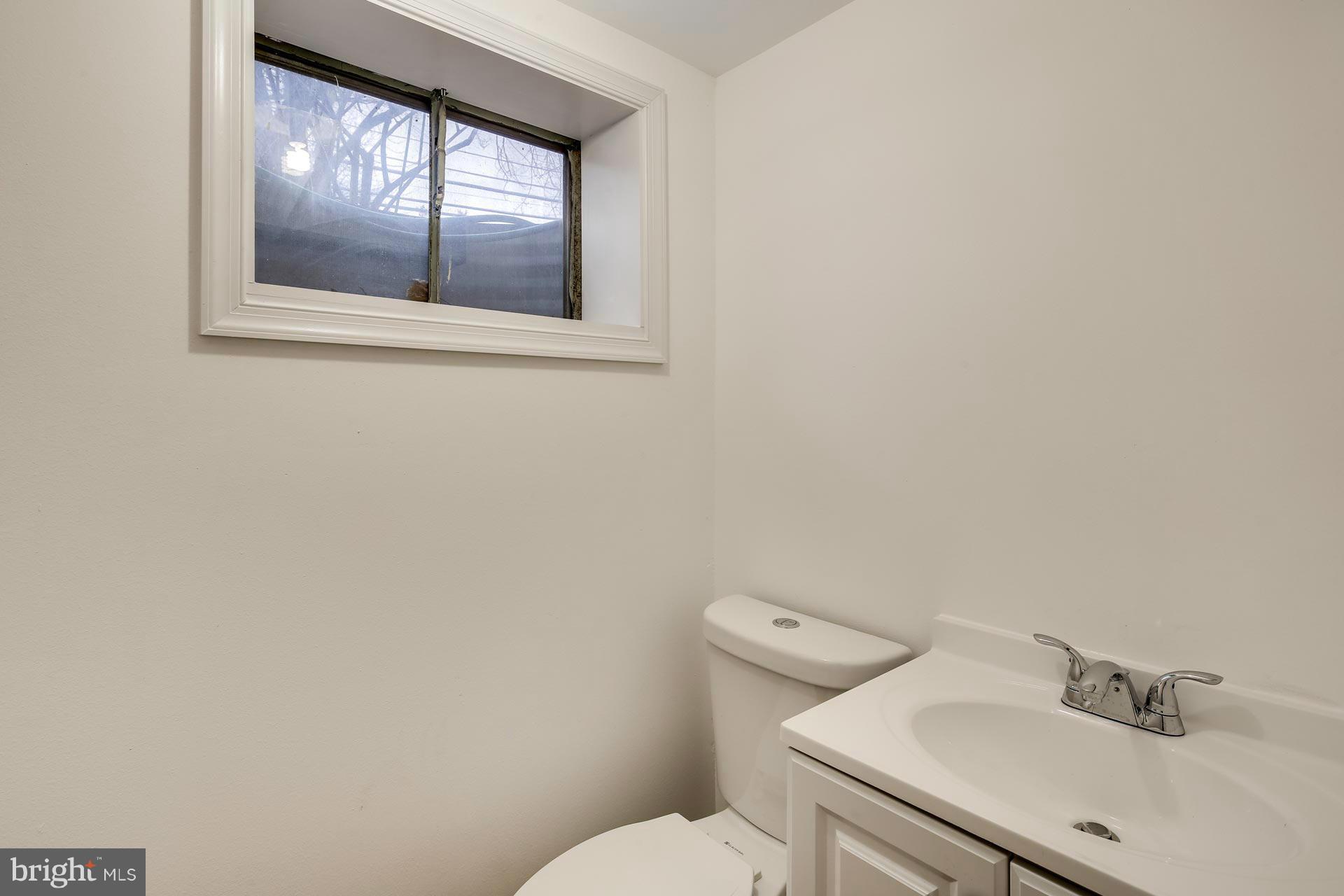 2210 Ross Road Silver Spring, MD 20910 - Photo 25 of 28 Bath
