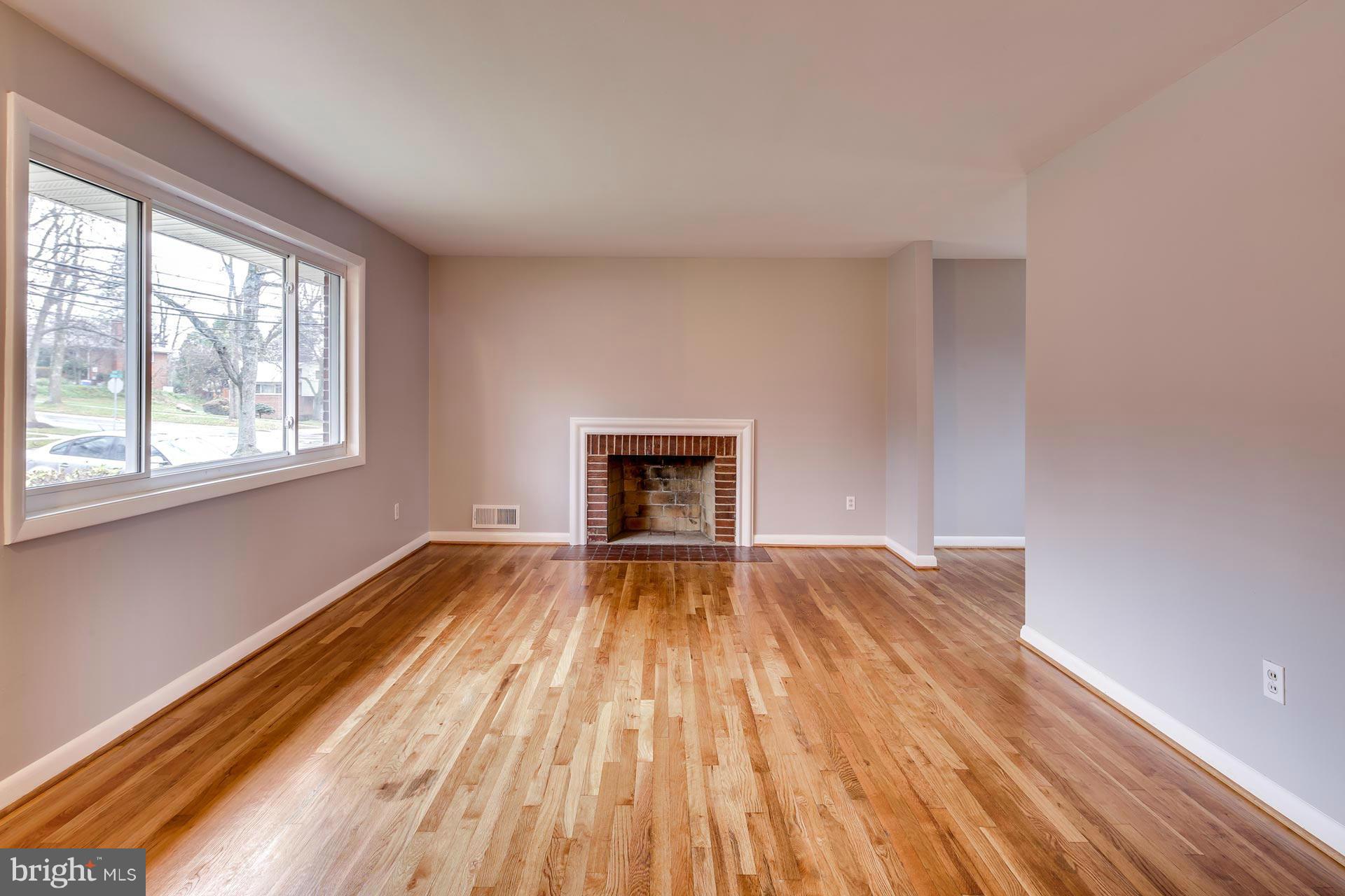 2210 Ross Road Silver Spring, MD 20910 - Photo 8 of 28 Living Room