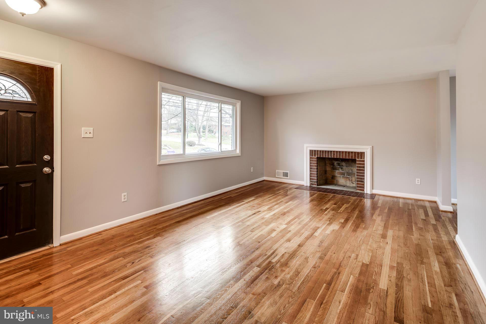 2210 Ross Road Silver Spring, MD 20910 - Photo 10 of 28 Living Room