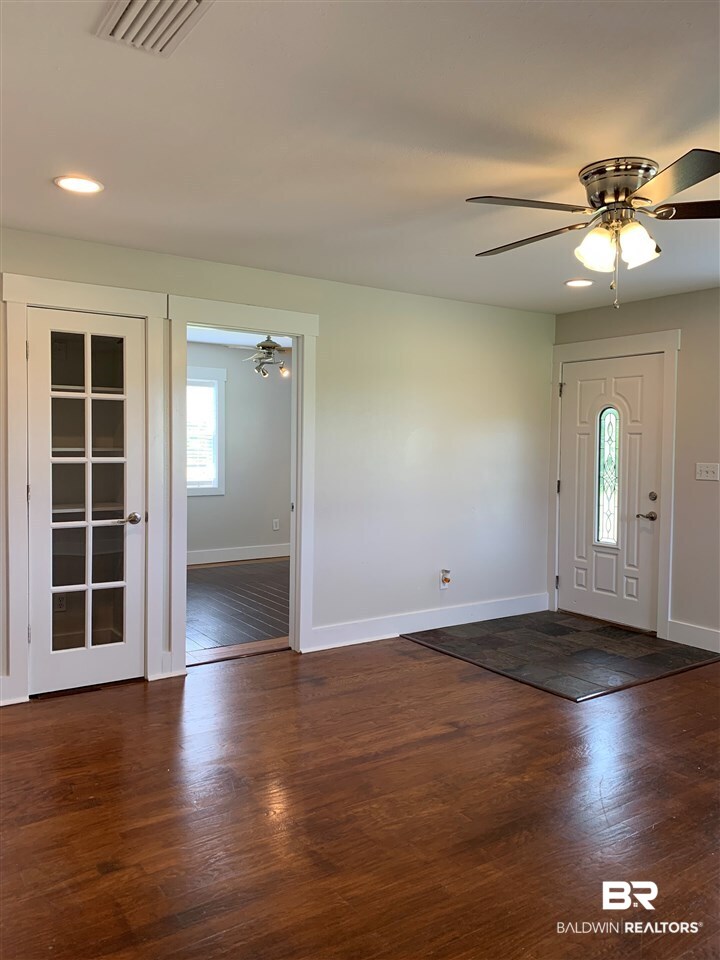 13402 County Road 91 Elberta, AL 36530 - Photo 18 of 32 Living Room on Main Level with Hardwood Flooring