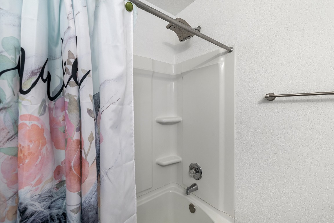11801 Riprap Drive Manor, TX 78653 - Photo 29 of 40 a bathroom with a bathtub