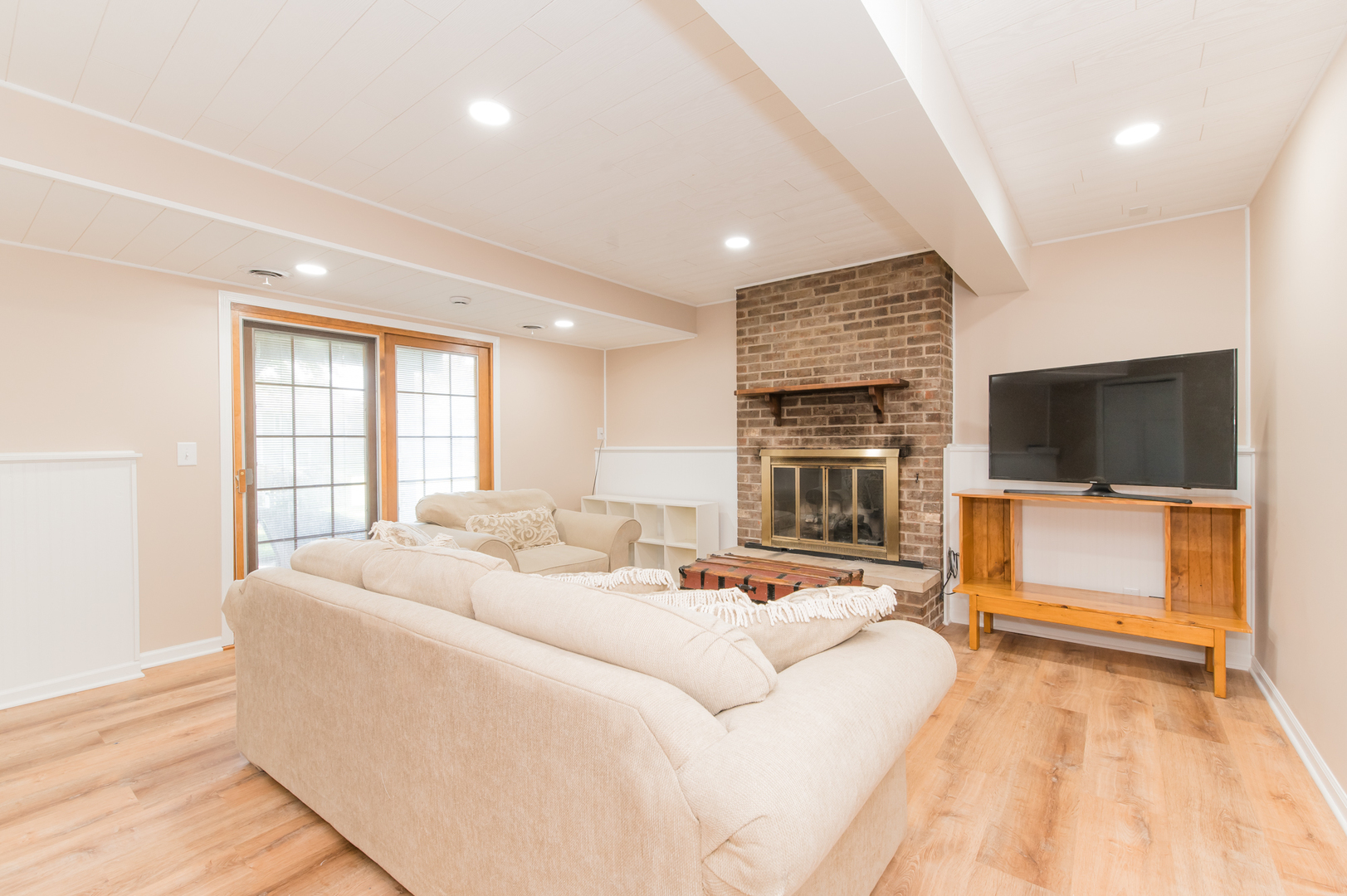 73 Fairfield Lane Cary, IL 60013 - Photo 31 of 33 a living room with furniture flat screen tv and a fireplace