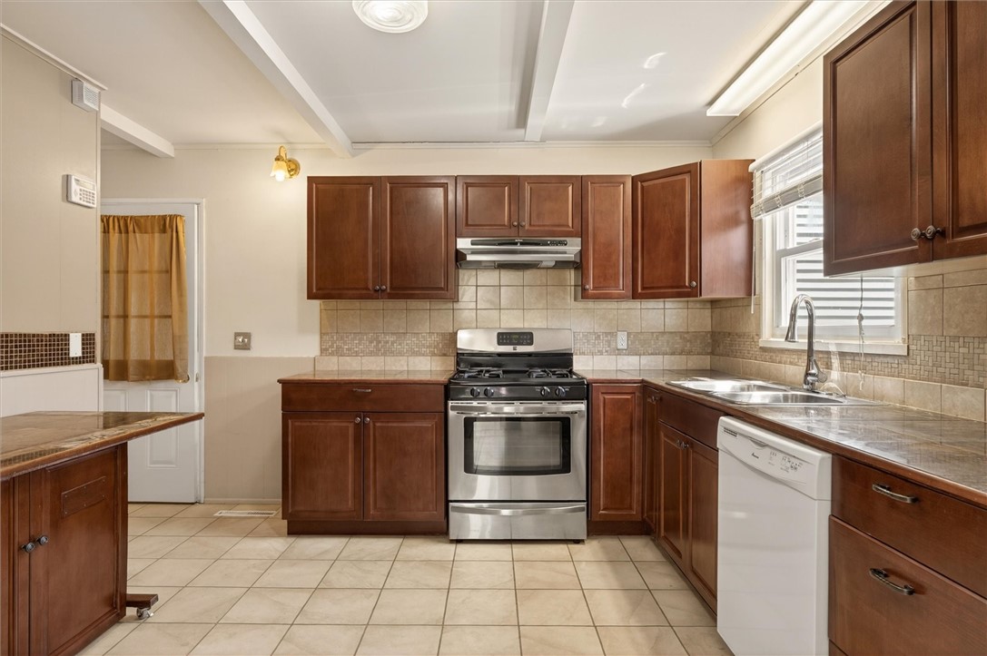 157 Hollybrook Road Henrietta, NY 14623 - Photo 2 of 28