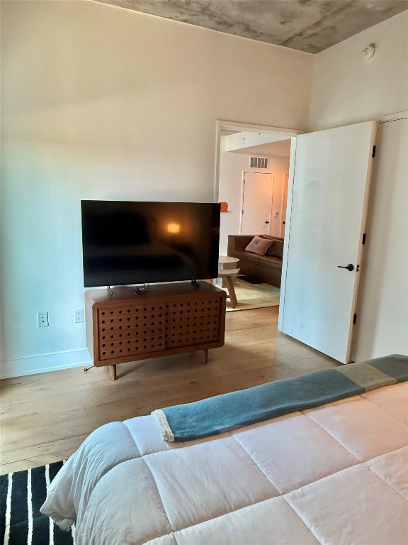 48 East Avenue, Unit 2509 Austin, TX 78701 - Photo 9 of 30 a living room with furniture and a flat screen tv