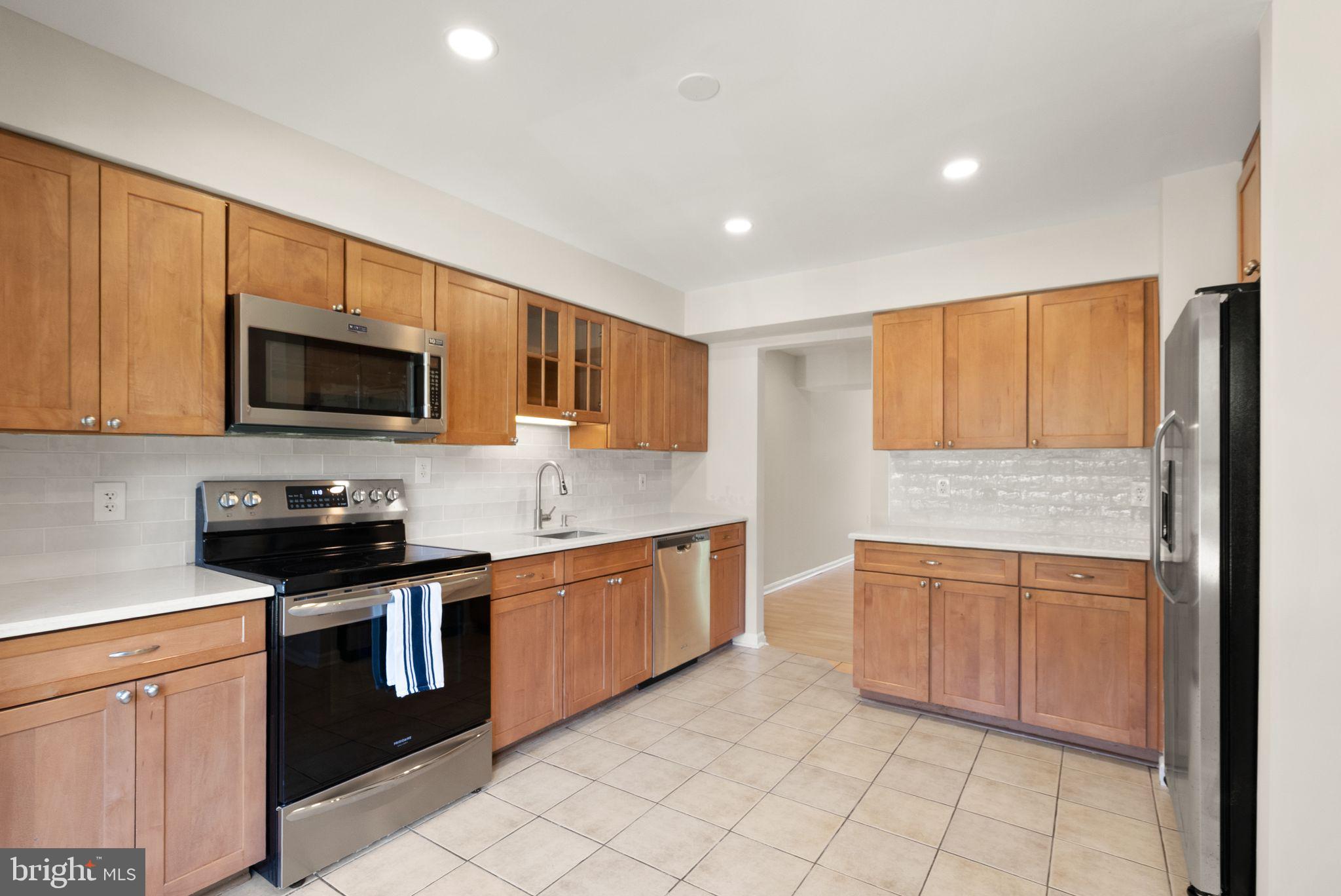 7390 Stream Way Springfield, VA 22152 - Photo 4 of 35 Stainless steel appliances