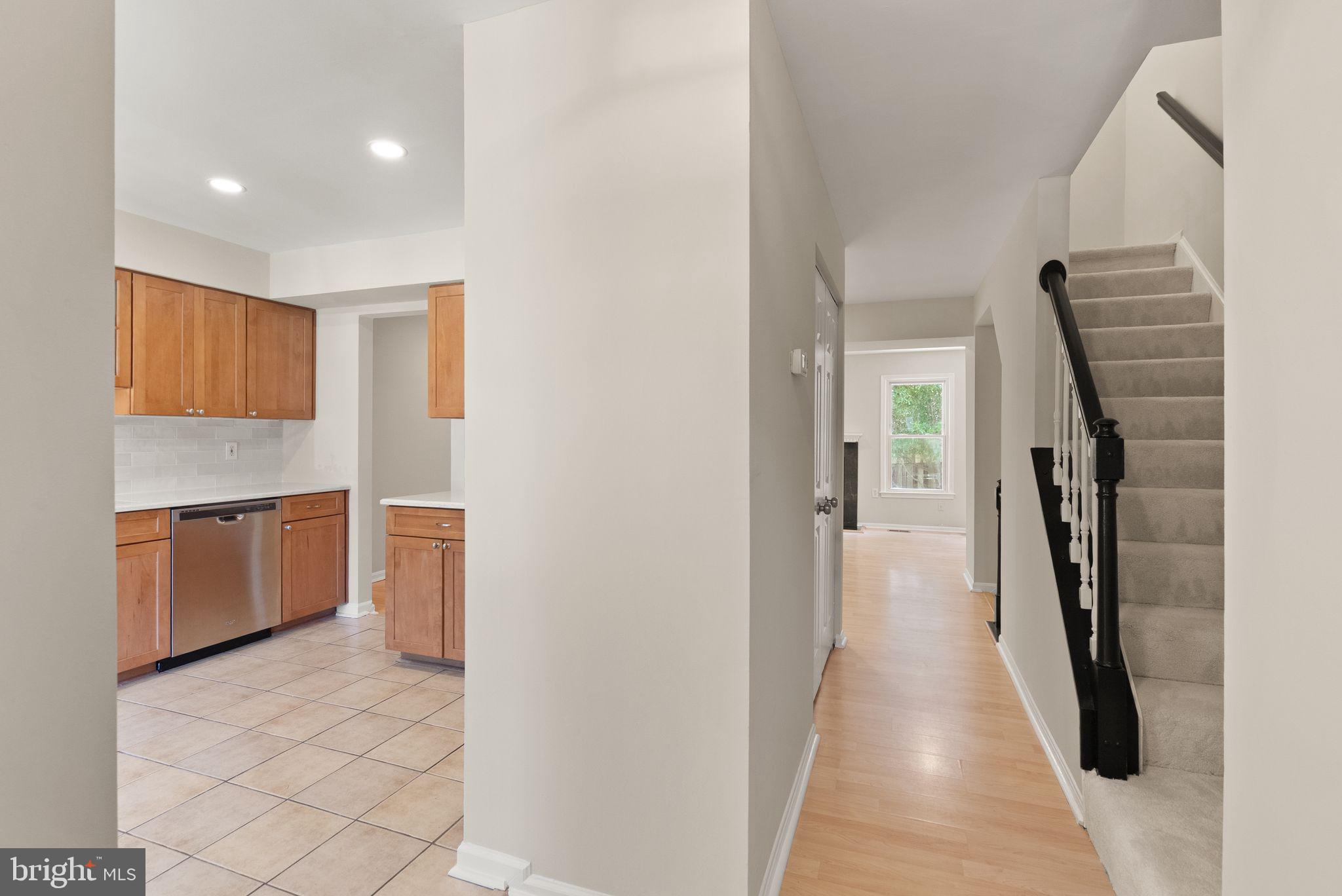 7390 Stream Way Springfield, VA 22152 - Photo 7 of 35 Foyer view