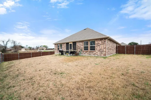 $300,000 | 1901 Sandy Knoll Drive, Kaufman, TX 75142