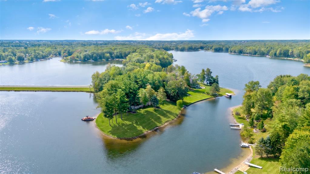 2380 Islanders Way Gladwin, MI 48624 - Photo 4 of 47