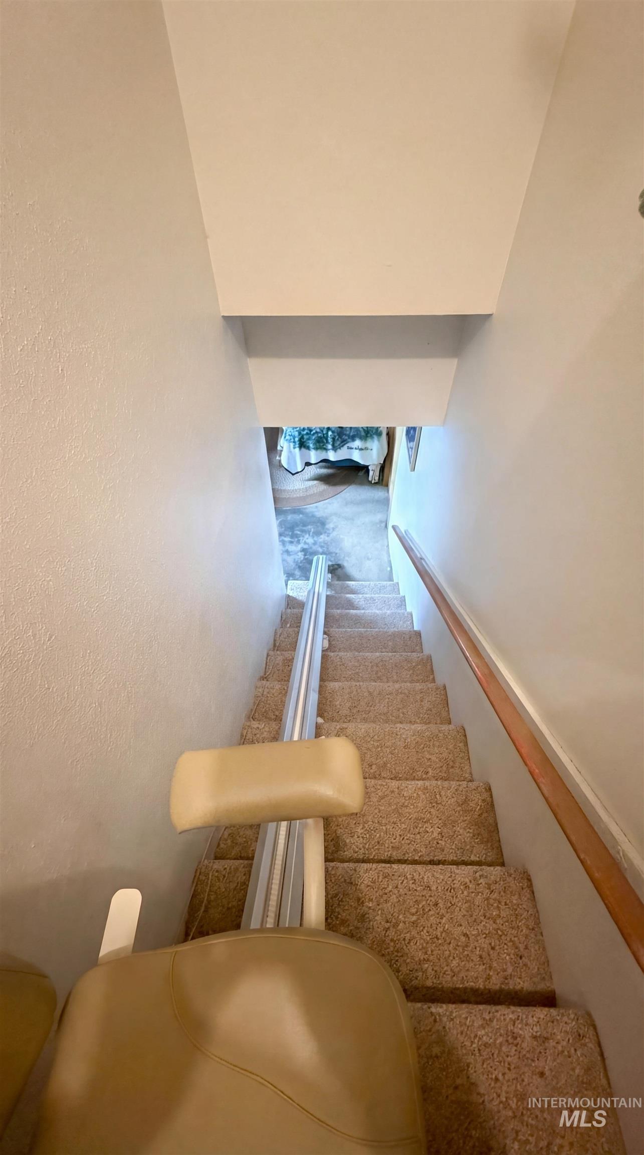 19076 Pleasant Avenue Caldwell, ID 83607 - Photo 21 of 37 View of staircase