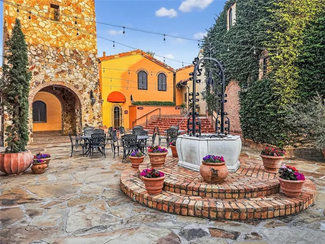 a view of a back yard