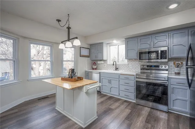 $380,000 | 7908 Park Street, Lenexa, KS 66215