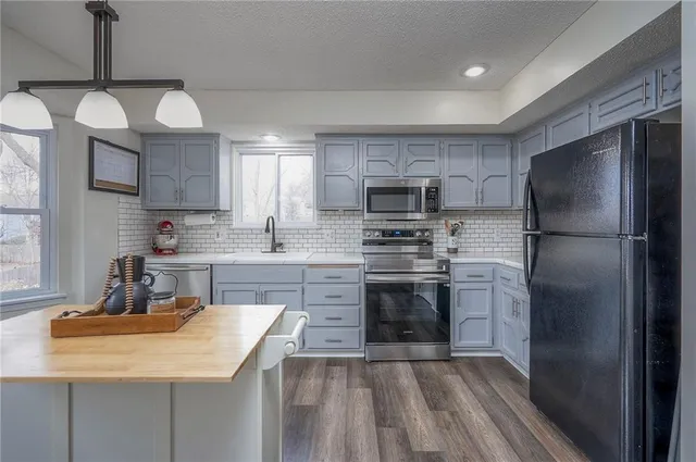 $380,000 | 7908 Park Street, Lenexa, KS 66215