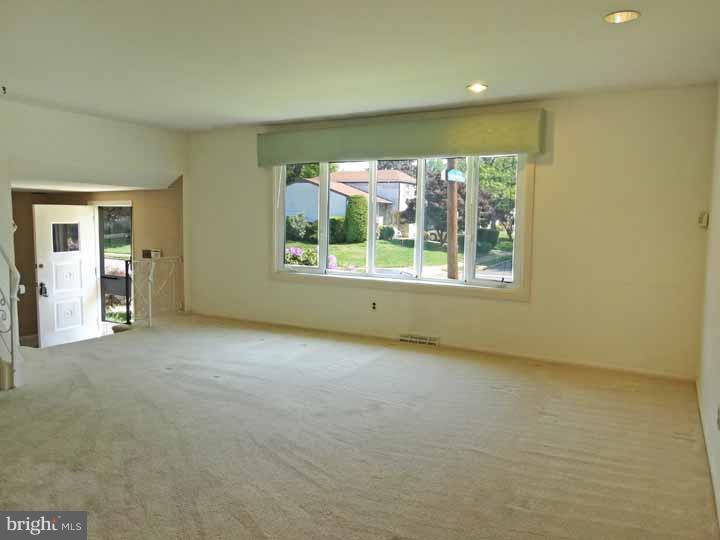 9708 Chapel Road Philadelphia, PA 19115 - Photo 5 of 25 Living Room