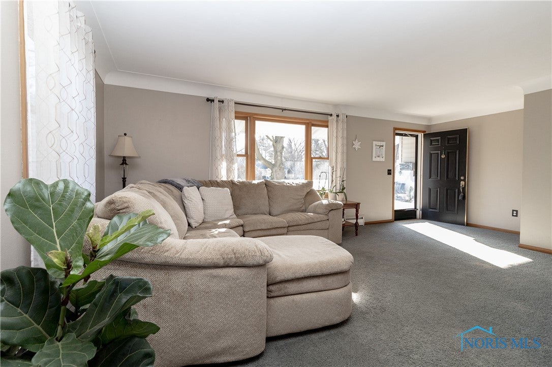 289 North River Road Waterville, OH 43566 - Photo 9 of 32 living room