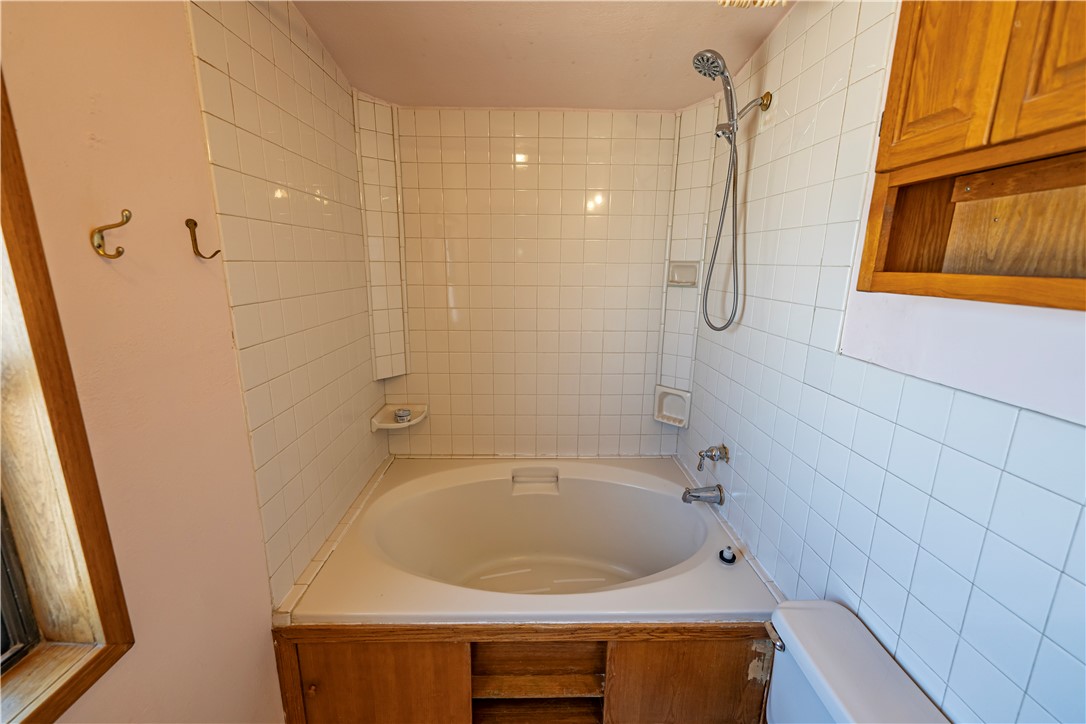 4070 Cowlic Road Golden Valley, AZ 86413 - Photo 14 of 39 Master Bathroom