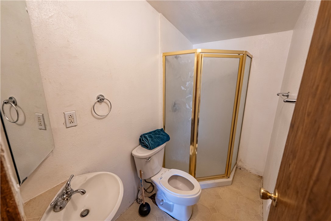4070 Cowlic Road Golden Valley, AZ 86413 - Photo 19 of 39 Bathroom