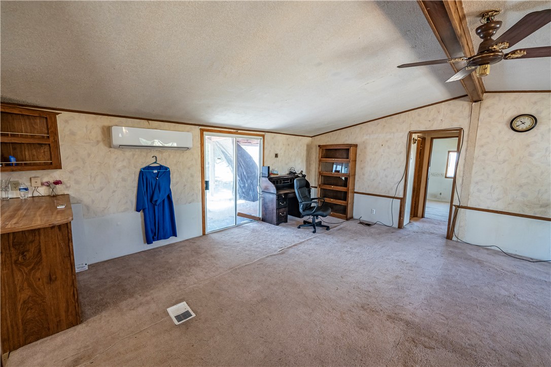 4070 Cowlic Road Golden Valley, AZ 86413 - Photo 22 of 39 Living Room