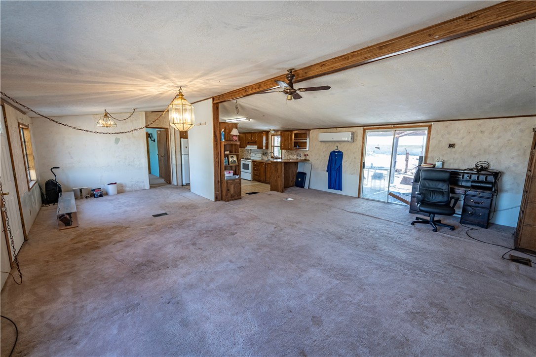 4070 Cowlic Road Golden Valley, AZ 86413 - Photo 5 of 39 Living Room