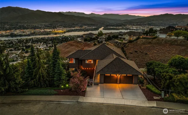 $1,024,000 | 2336 Grand Avenue, East Wenatchee, WA 98802