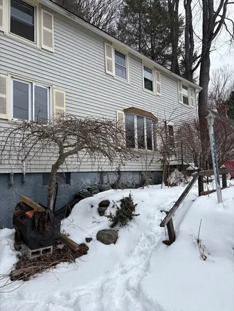 a view of a house with backyard