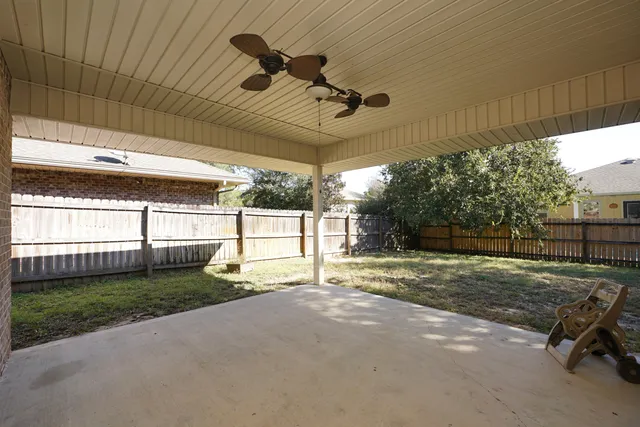 a view of a backyard