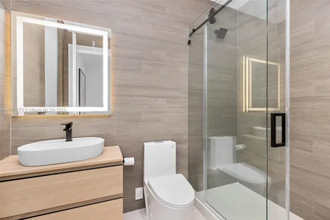 an aerial view of a house with outdoor space and lake view