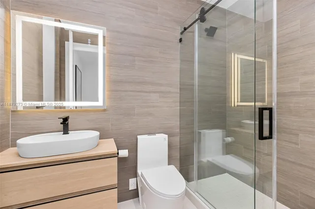 an aerial view of a house with outdoor space and lake view