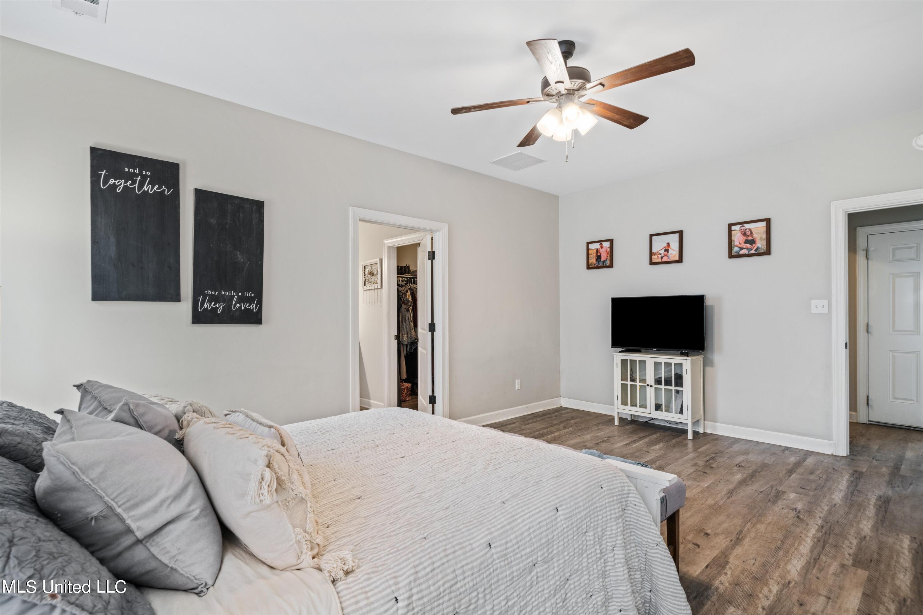 21 Moore Loop Byhalia, MS 38611 - Photo 11 of 22 Primary bedroom