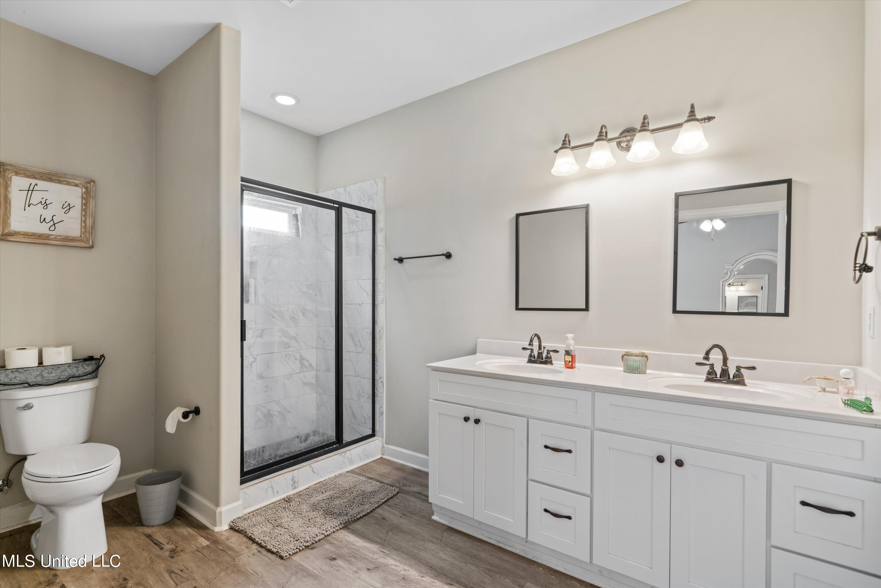 21 Moore Loop Byhalia, MS 38611 - Photo 12 of 22 Primary bathroom