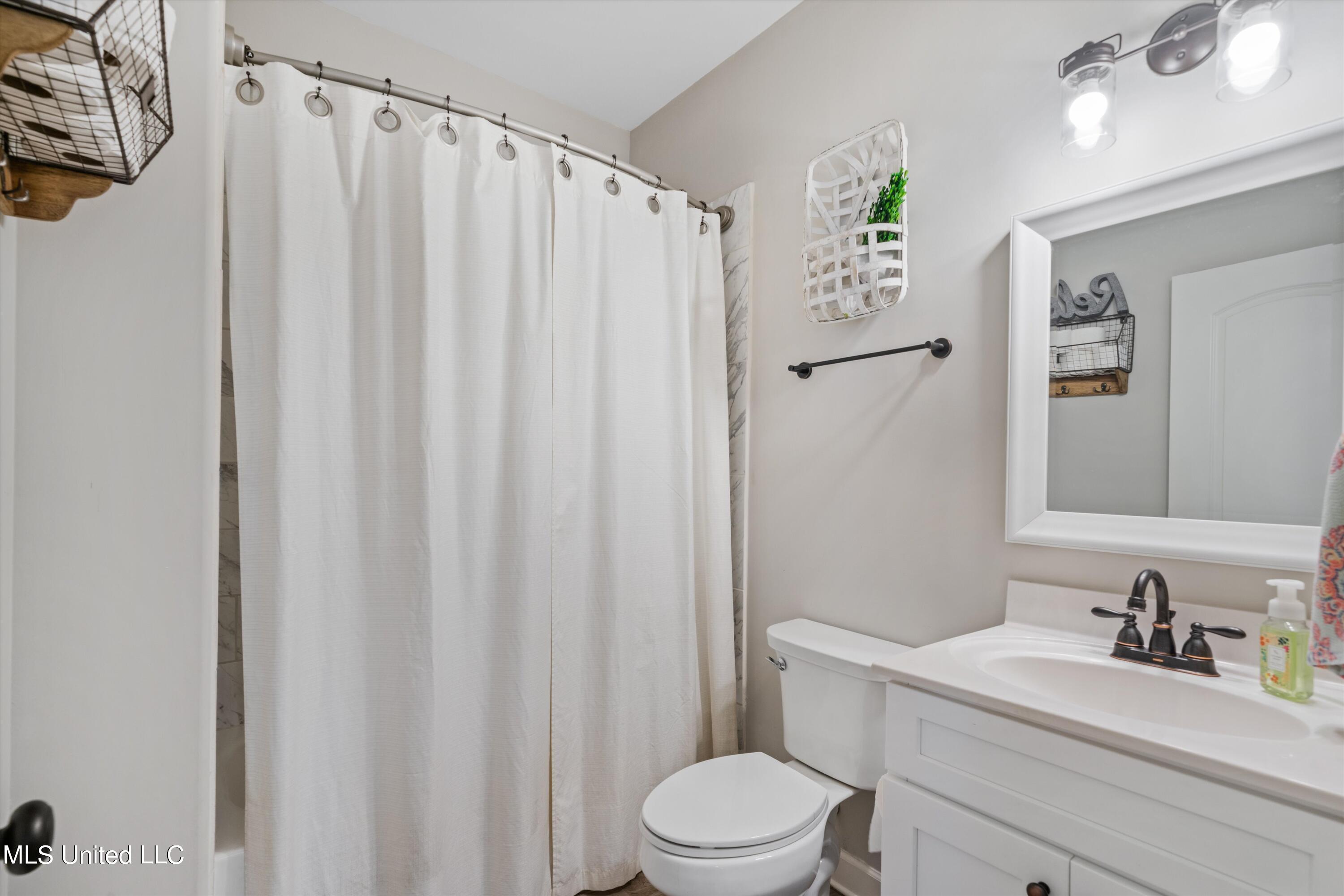 21 Moore Loop Byhalia, MS 38611 - Photo 15 of 22 Bath