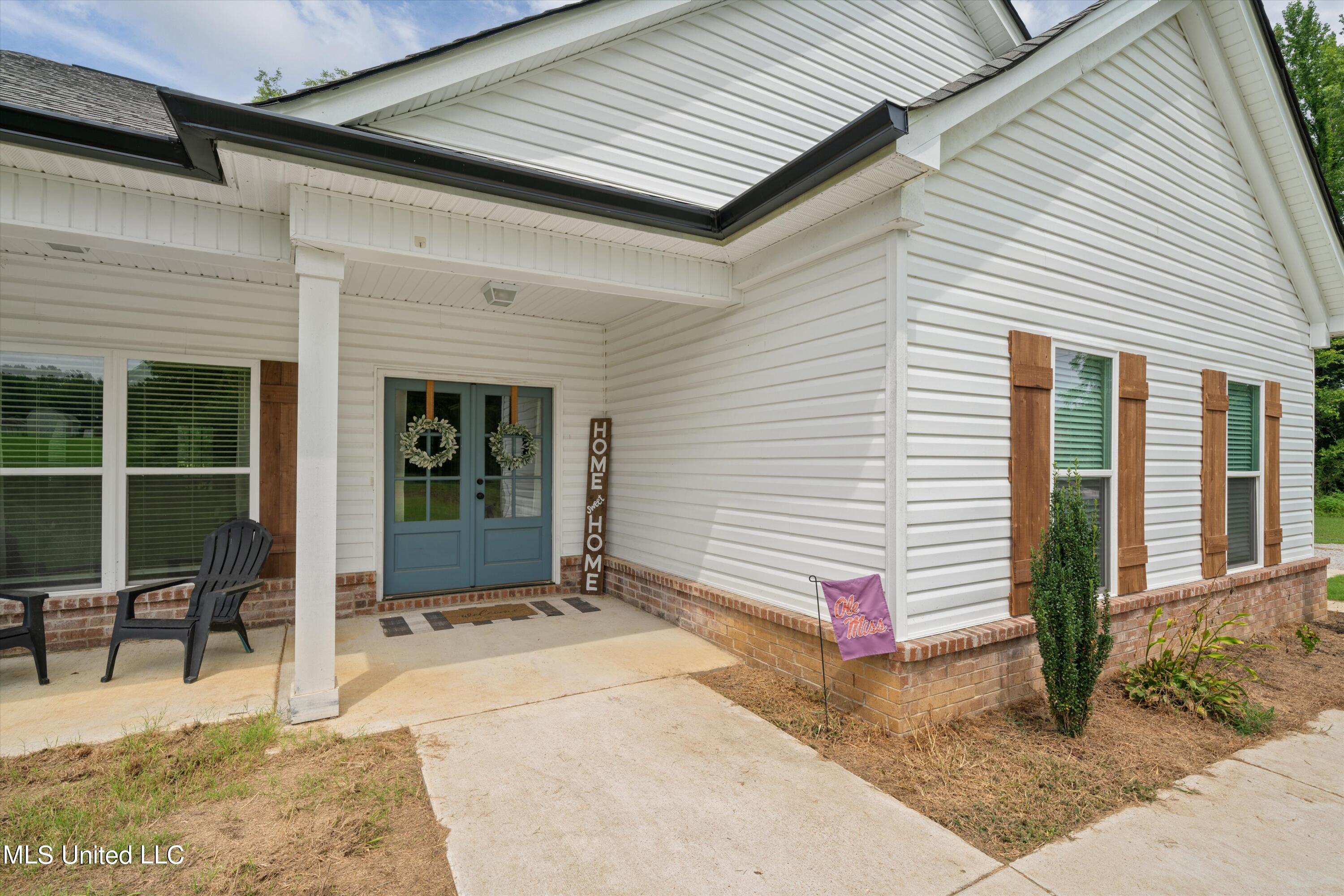 21 Moore Loop Byhalia, MS 38611 - Photo 2 of 22 Front of house