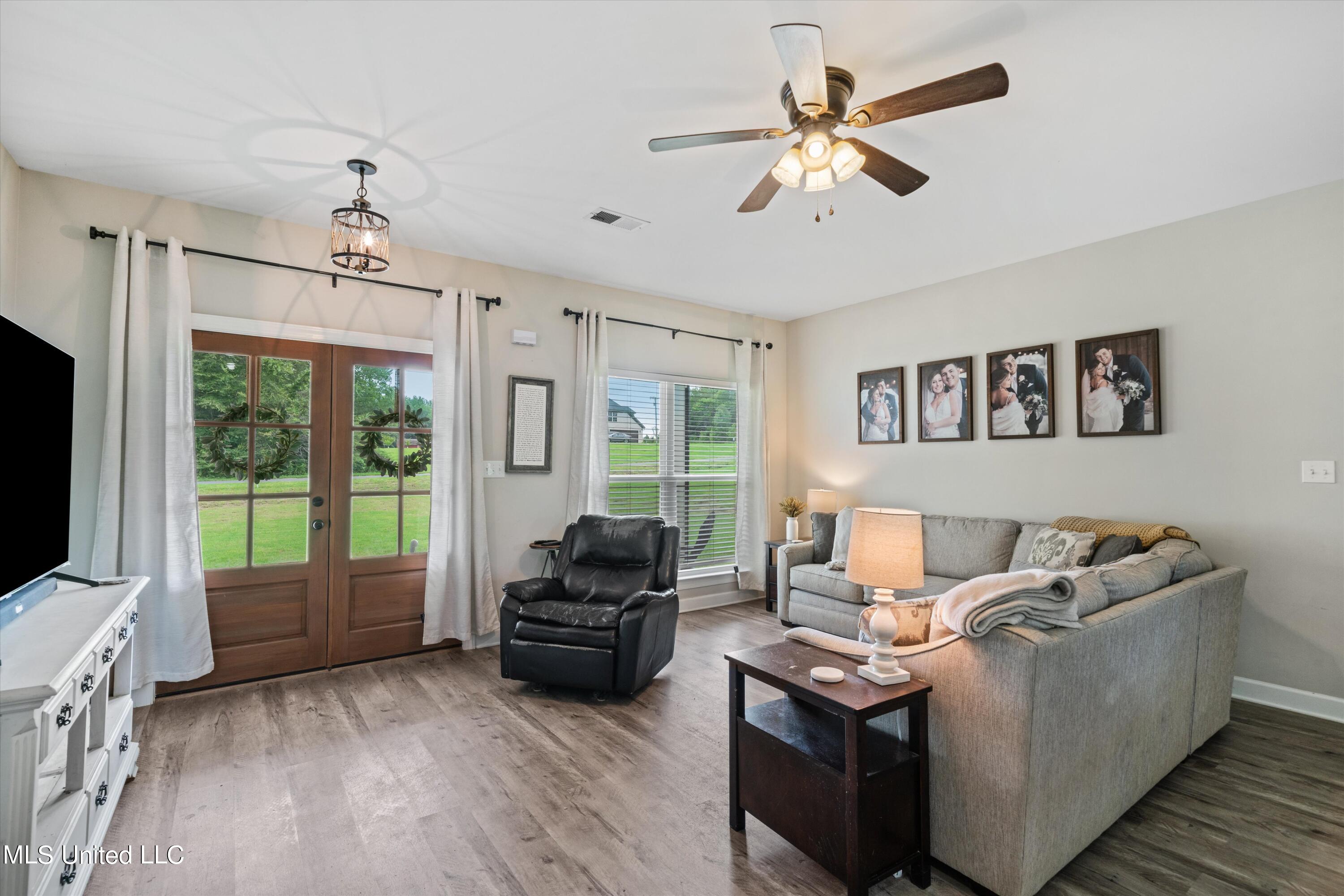 21 Moore Loop Byhalia, MS 38611 - Photo 3 of 22 Living room