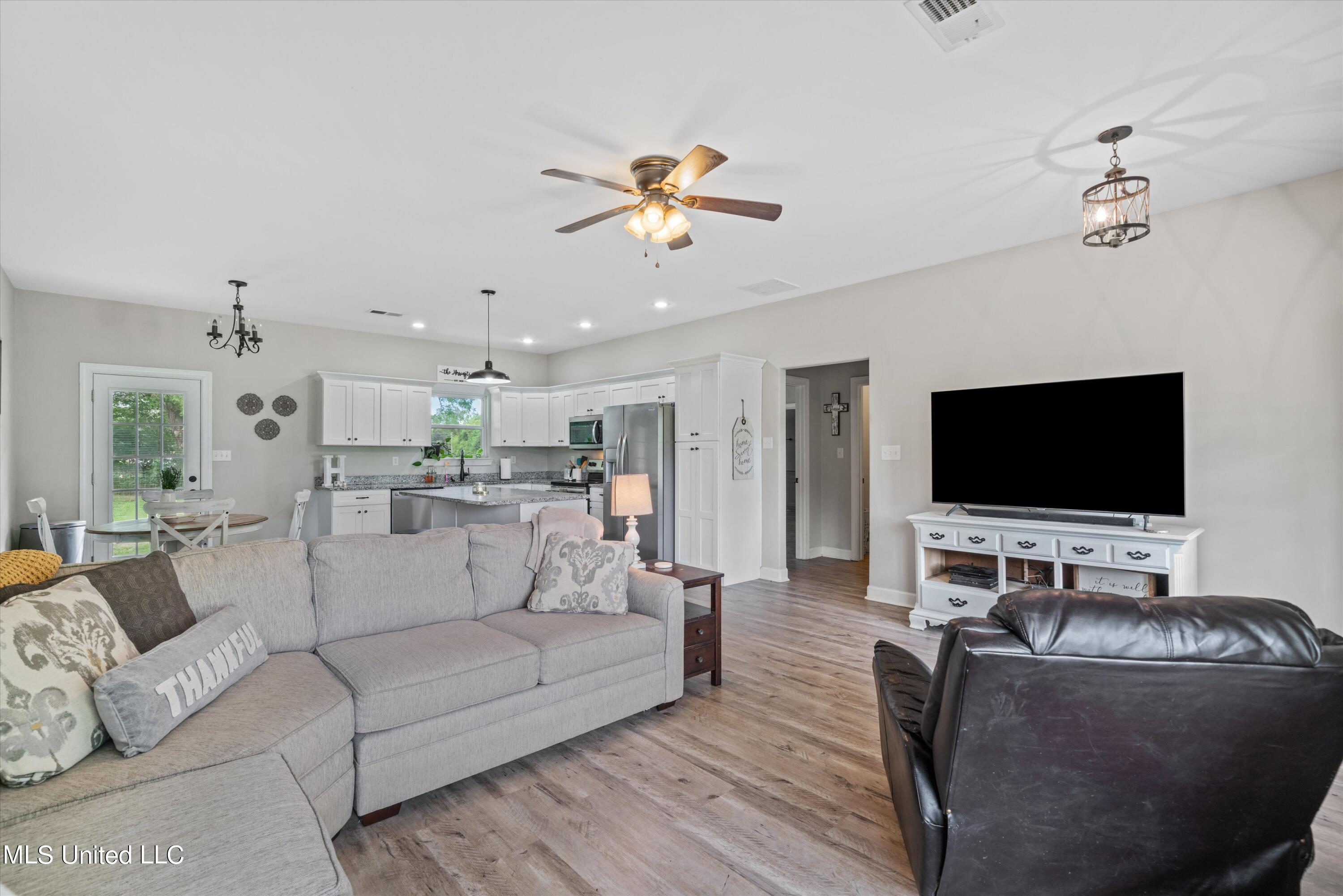 21 Moore Loop Byhalia, MS 38611 - Photo 4 of 22 Living room