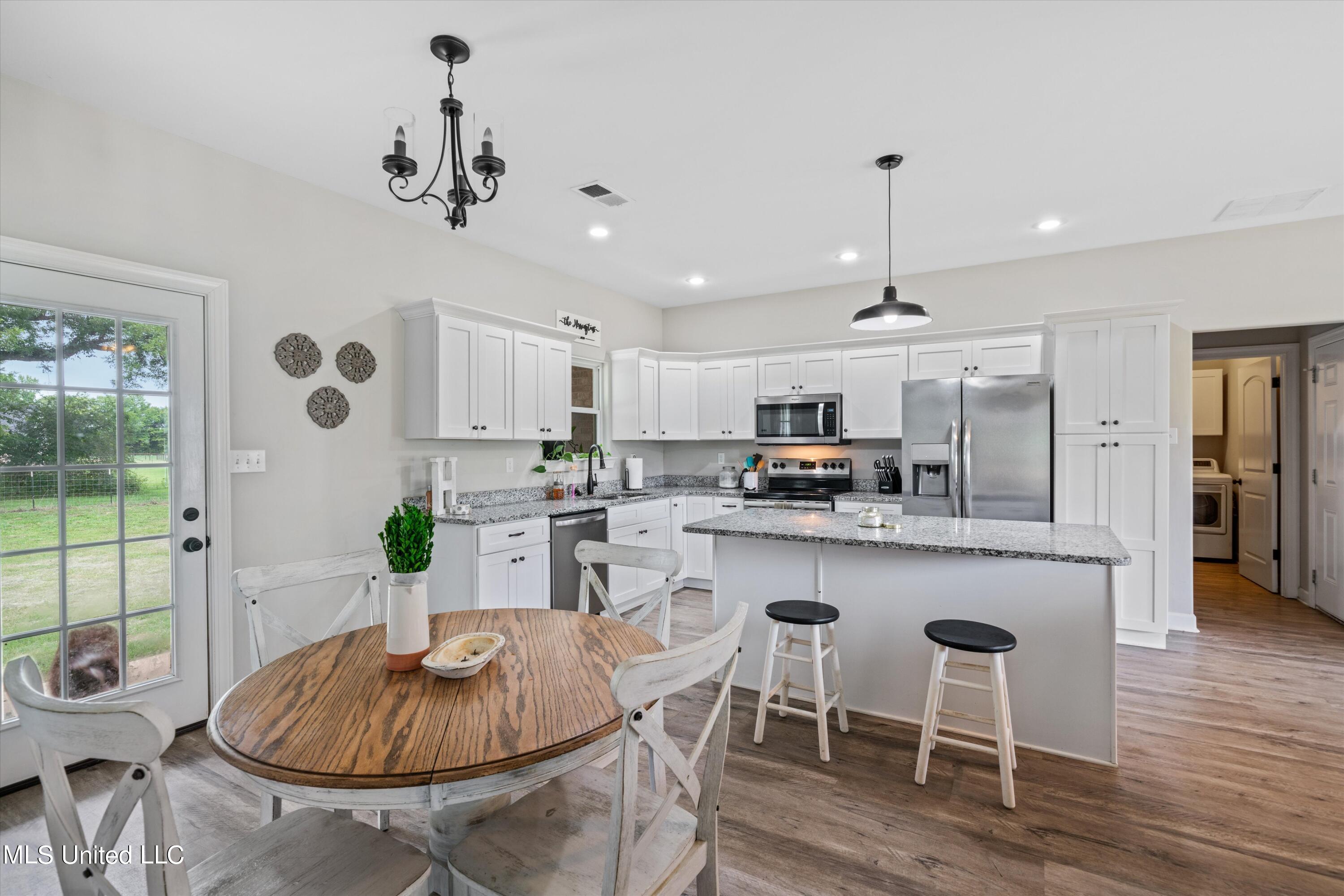 21 Moore Loop Byhalia, MS 38611 - Photo 8 of 22 Eat in kitchen