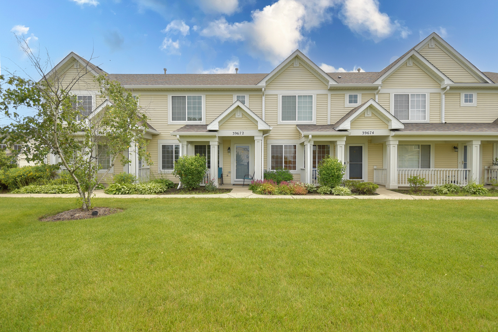 39672 Warren Lane Beach Park, IL 60083 - Photo 1 of 15 a front view of a house with a garden