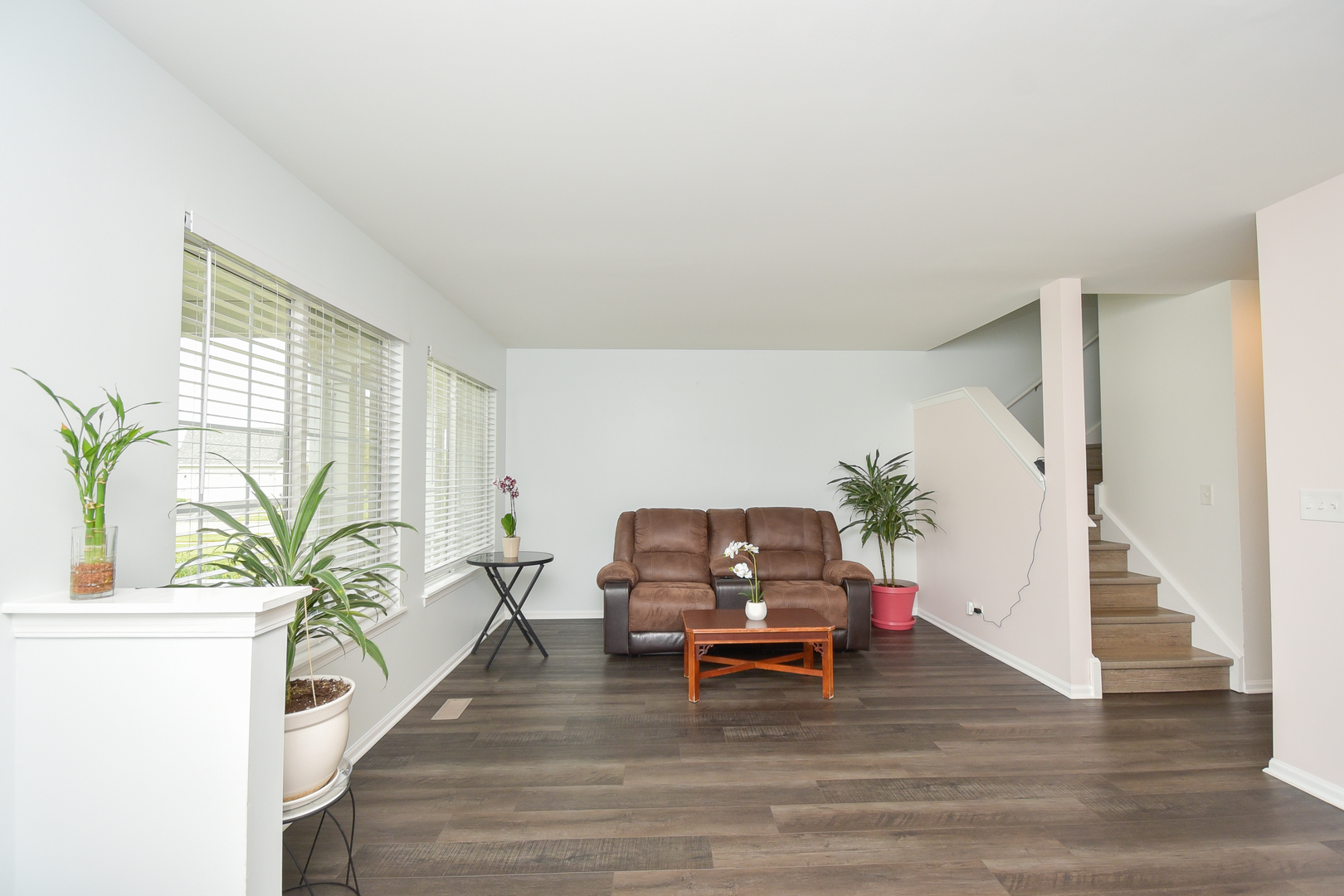 39672 Warren Lane Beach Park, IL 60083 - Photo 3 of 15 a living room with furniture and a potted plant