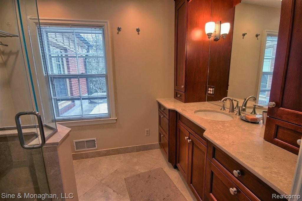 87 Moran Road Grosse Pointe, MI 48236 - Photo 13 of 25 Master Bathroom.jpg