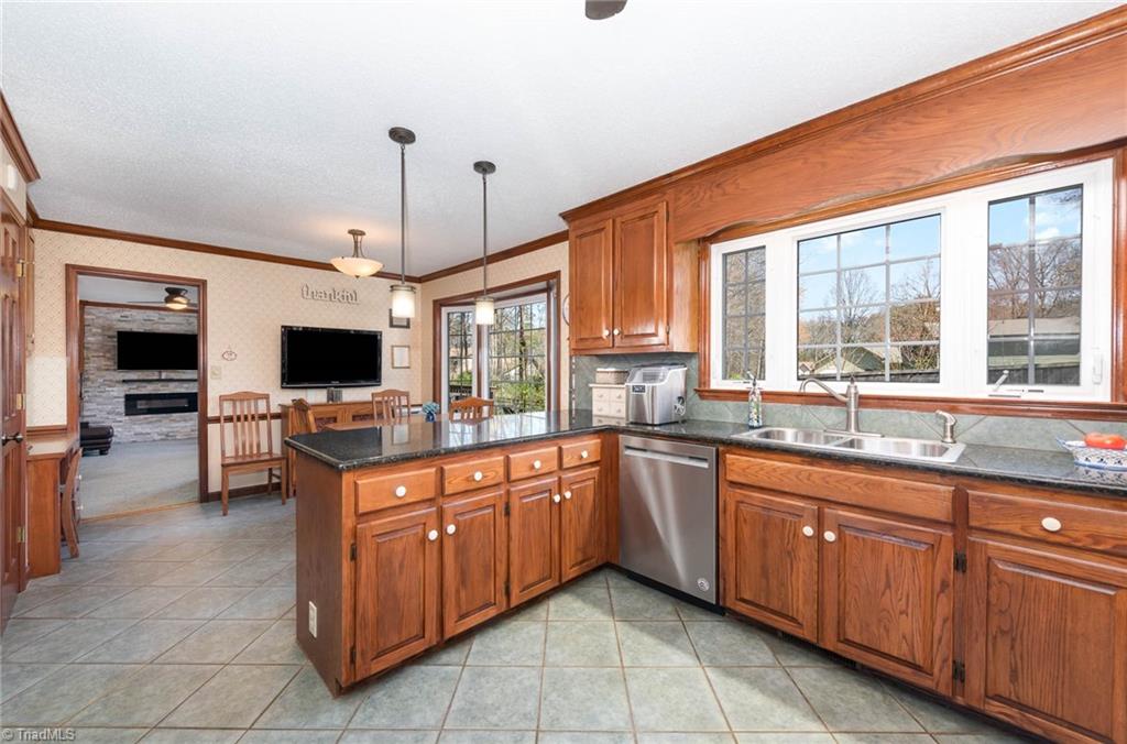 4105 Deloach Court High Point, NC 27265 - Photo 12 of 32 Gallery Image 12