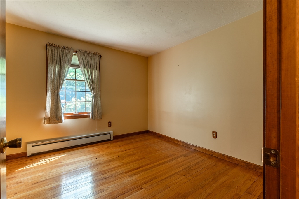 322 Spring Street Shrewsbury, MA 01545 - Photo 9 of 26