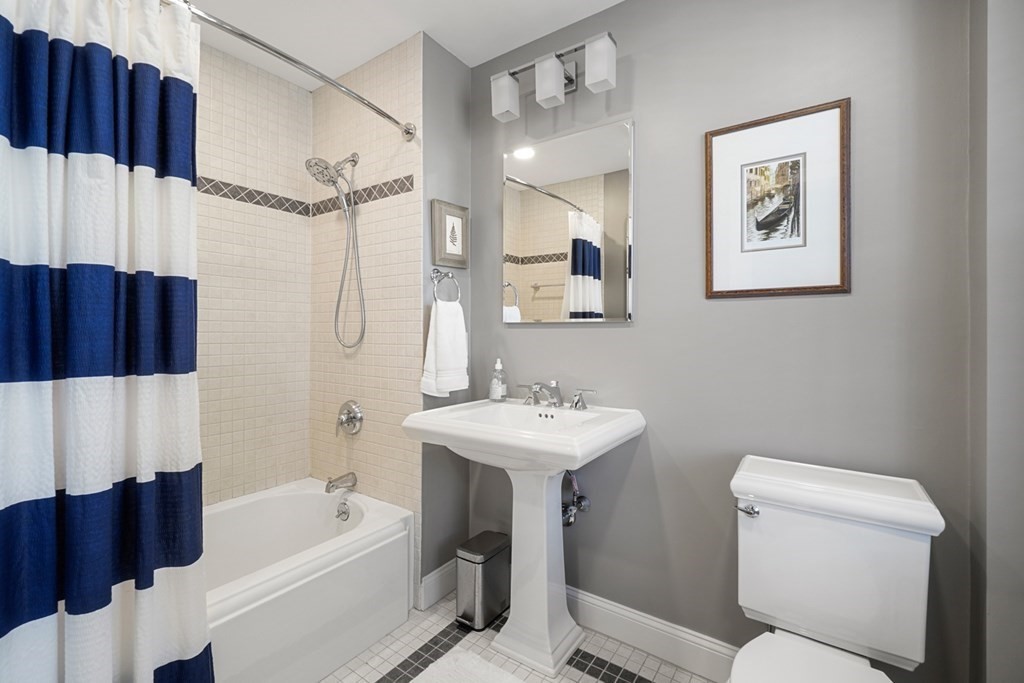 59 Rutland Street, Unit 3 Boston, MA 02118 - Photo 15 of 40 a bathroom with a toilet a sink and a bathtub